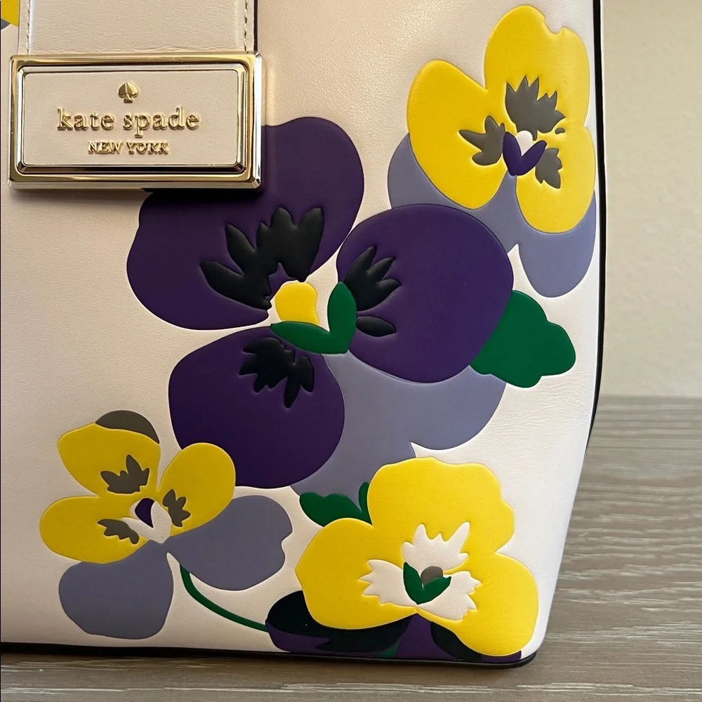 Kate Spade New York Reegan Pansy Toss Bucket Bag. - Picture 4 of 12